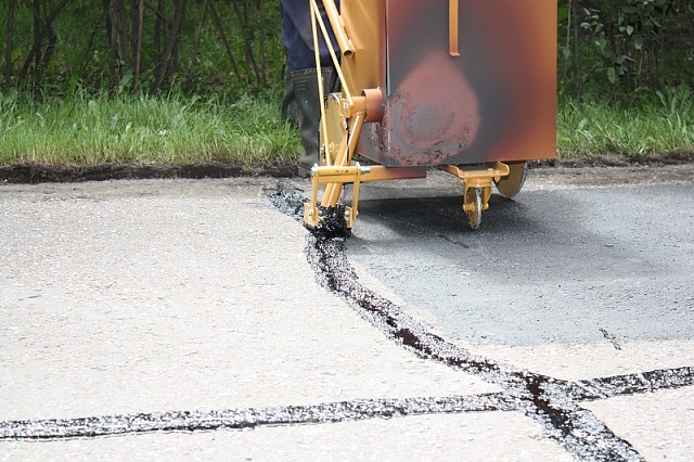 Начните с малого, с устранения трещин на асфальте